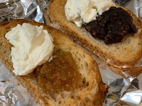 全粒粉入りのパンで おやつオープンサンド